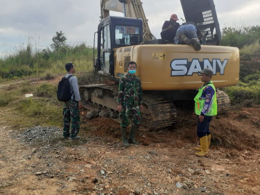 Sempat Ada Kendala, Alat Berat Di Lokasi Pembukaan Jalan TMMD Ke-111