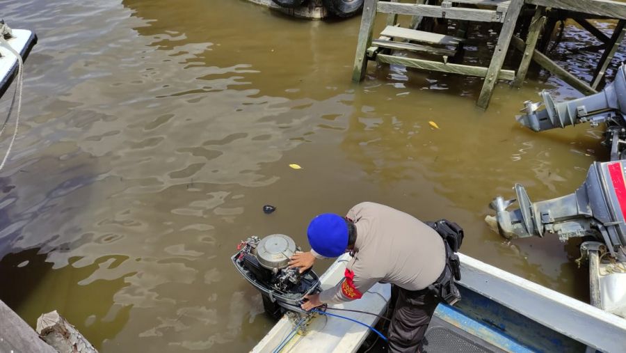 Aipda Dharma Lakukan Harwat Mesin Kapal Satpolairud Polres Kobar