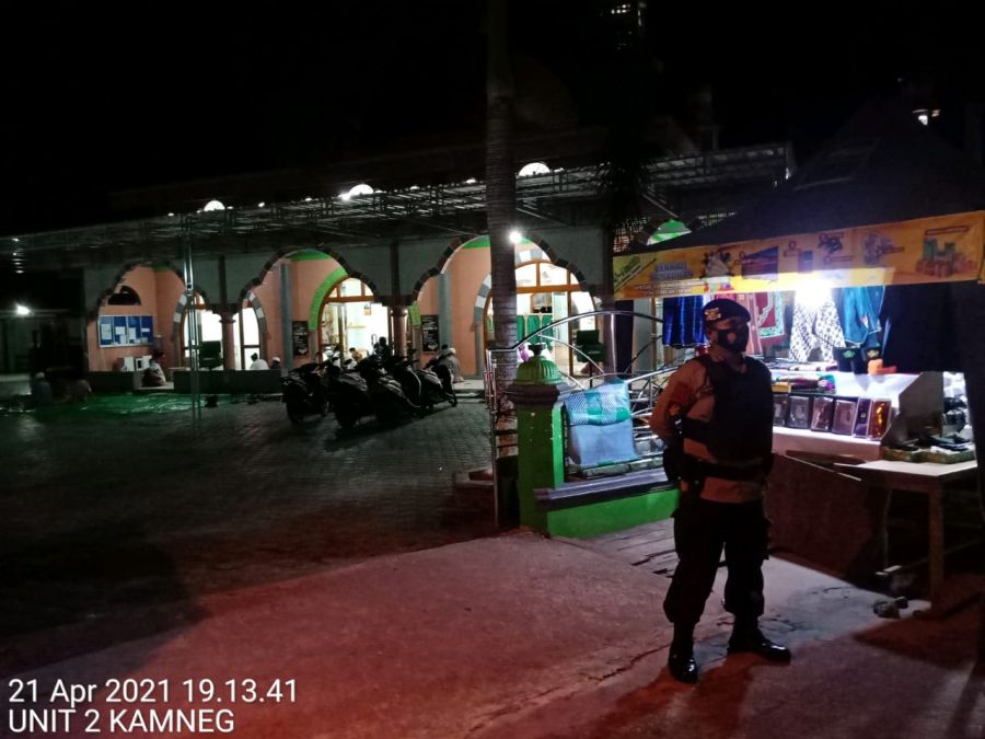 Aipda Dharma Lakukan Pengamanan Sholat Tarawih Di Masjid Nurul Qolbi