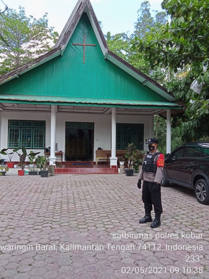 Aipda Dharma Melakukan Pengamanan Ibadah Minggu Di Gereja