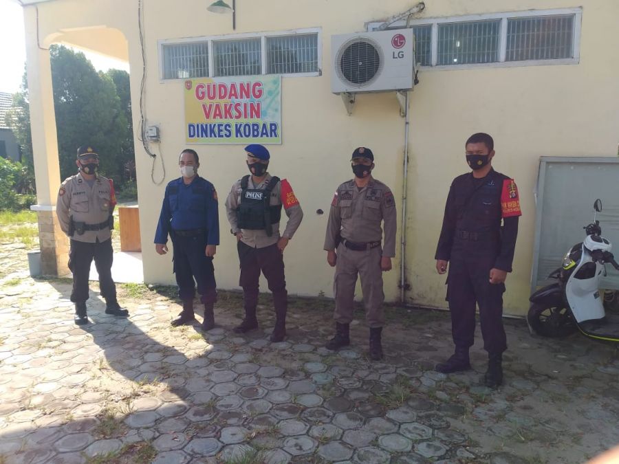 Aipda Doni satpolairud Melaksanakan pengamanan Vaksin Sinovac guna cegah Covid