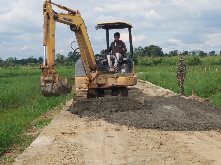 Alat Berat Bantu Maksimalkan Pengerjaan Perbaikan Mutu Jalan oleh TMMD Ke-112 oleh