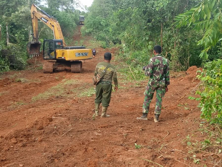 Alat Berat Sempat ada kendala Di Lokasi Pembukaan Jalan TMMD Ke-111