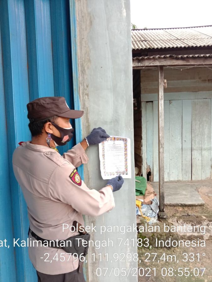 anggota dan Koramil Pangkalan Banteng Sosialisasikan dan pemasangan maklumat Kapolda Kalteng tentang