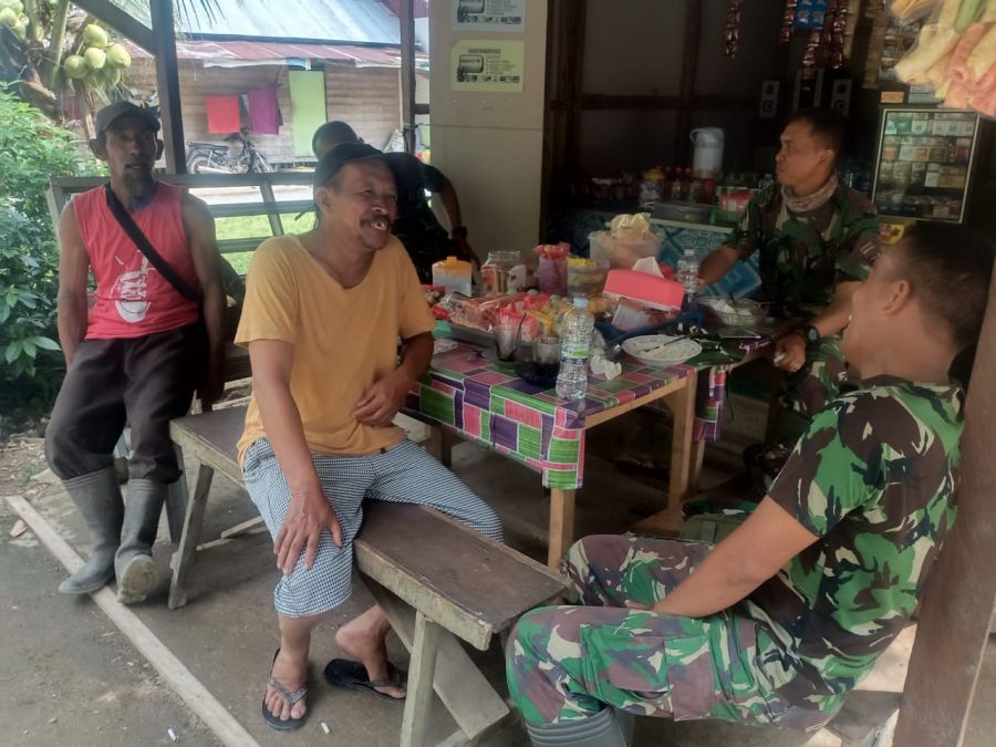 Anggota Kodim 1002/HST Lakukan Komsos Di Lokasi Pra TMMD Ke-112