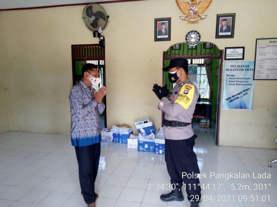Anggota melaksanakan Sambang desa sekaligus menerapkan prokes