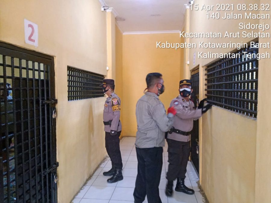 anggota piket SPKT melaksanakan pengecekan rutin ruang tahanan