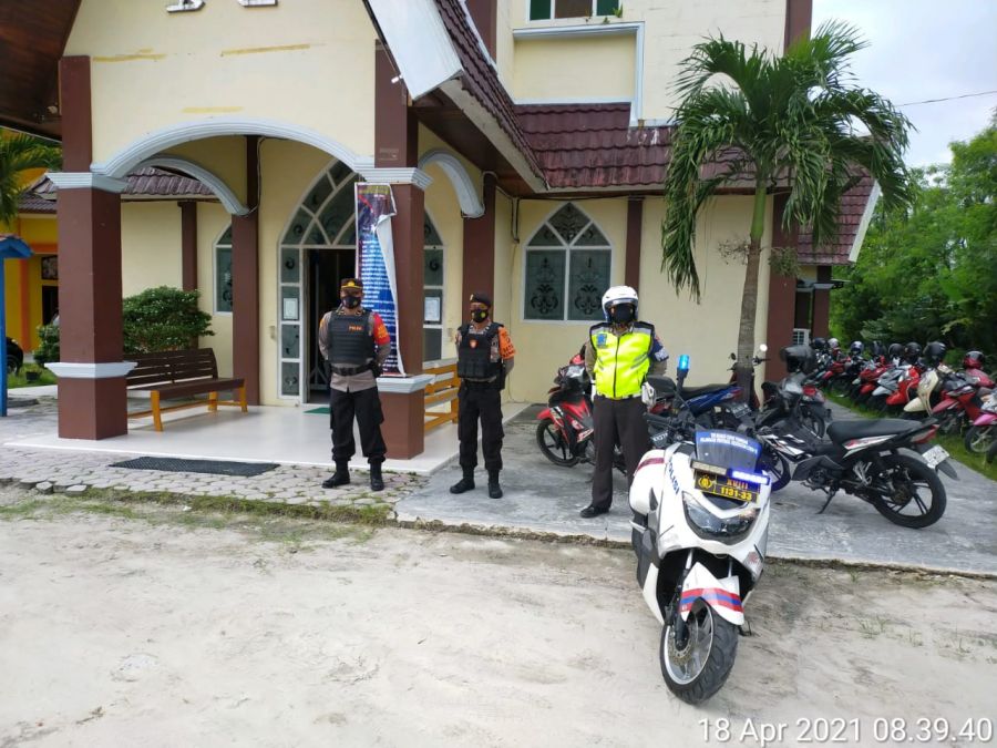 Anggota Polres Kobar Laksanakan Pengamanan Ibadah Digereja guna pastikan aman