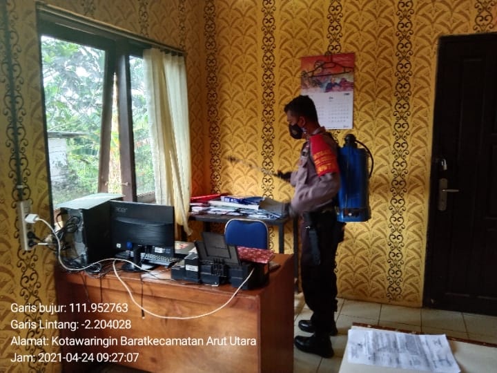Anggota Polsek Arut Utara lakukan penyemprotan cairan disinfektan di Ruangan Mako Polsek Aruta