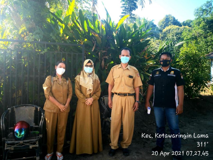 Anggota Polsek Kolam melakukan cekprokes di sekolah