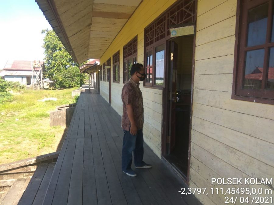 Anggota Polsek Kolam melakukan pengecekan protokol kesehatan di sekolah