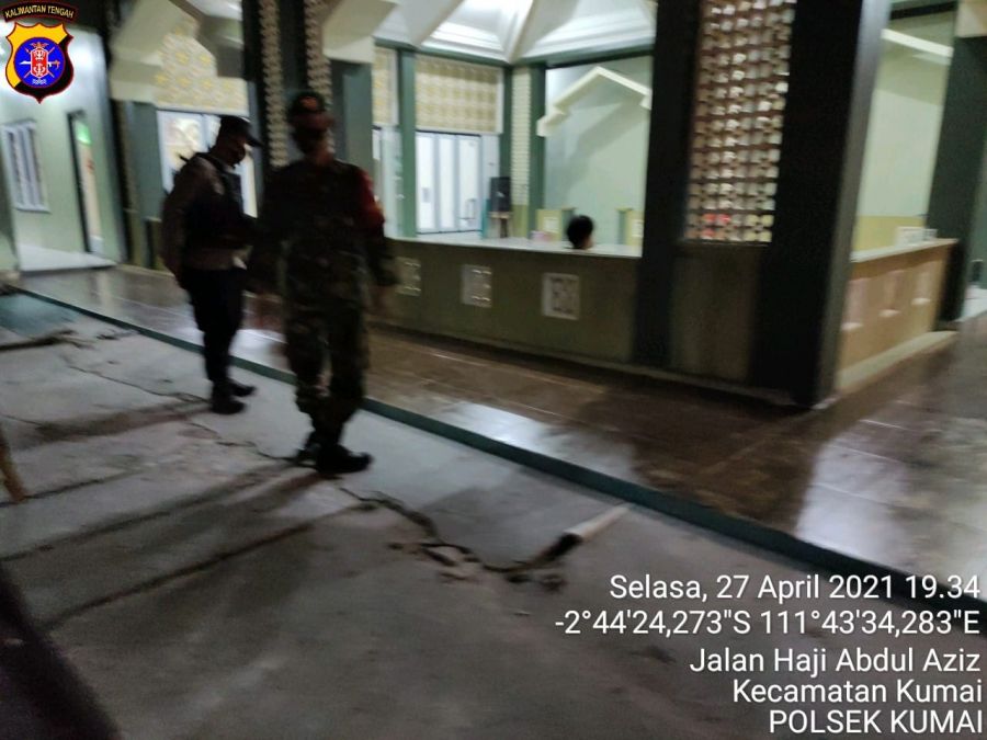 Anggota Polsek Kumai Lakukan Pengamanan Sholat Tarawih di Masjid Masjid Al Hasj