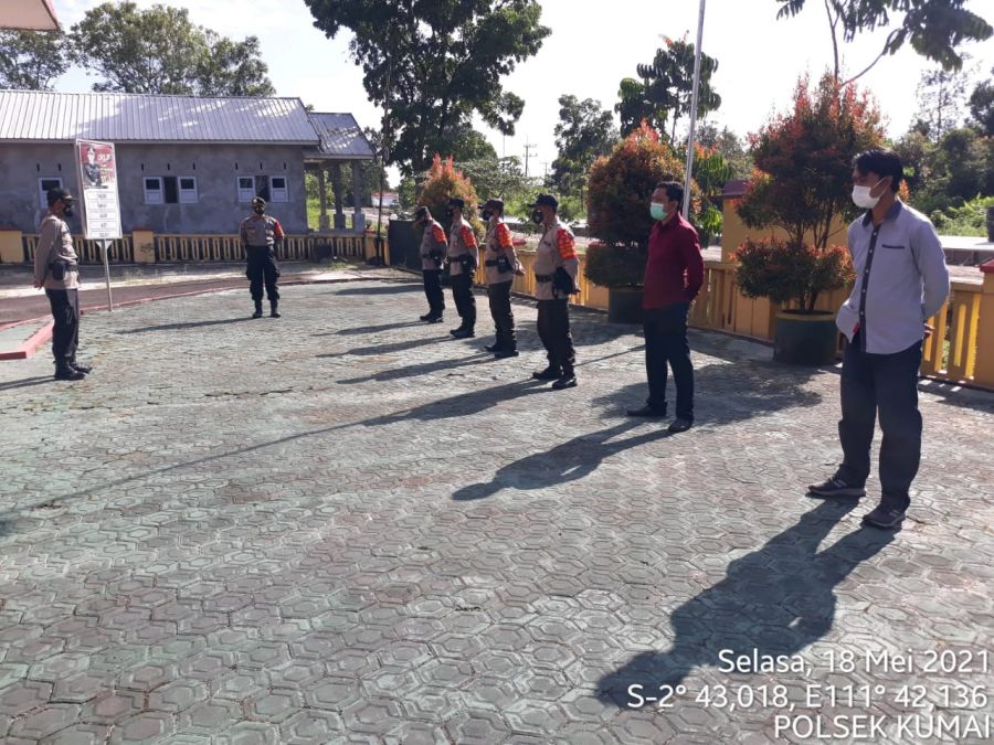 Anggota Polsek Kumai melaksanakan apel pagi