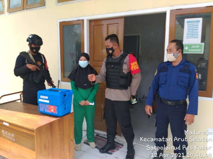 Anggota Pos Pam Gudang Vaksin Laksanakan Pengamanan dan Pengawasan Pengambilan Vaksin Covid-19