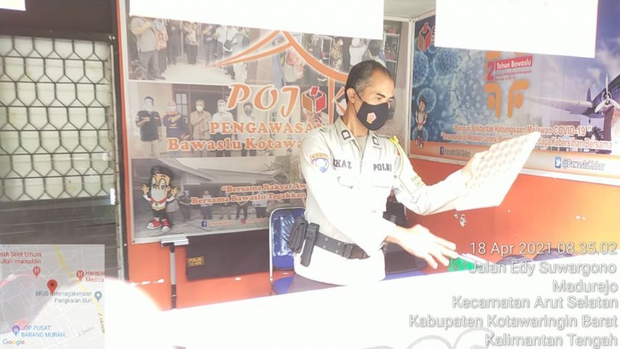 Anggota Satbinmas melaksanakan pengamanan di kantor Bawaslu.