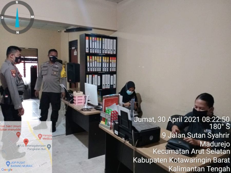 Anggota Satbinmas yang laksanakan pengamanan di pospam kantor Bawaslu
