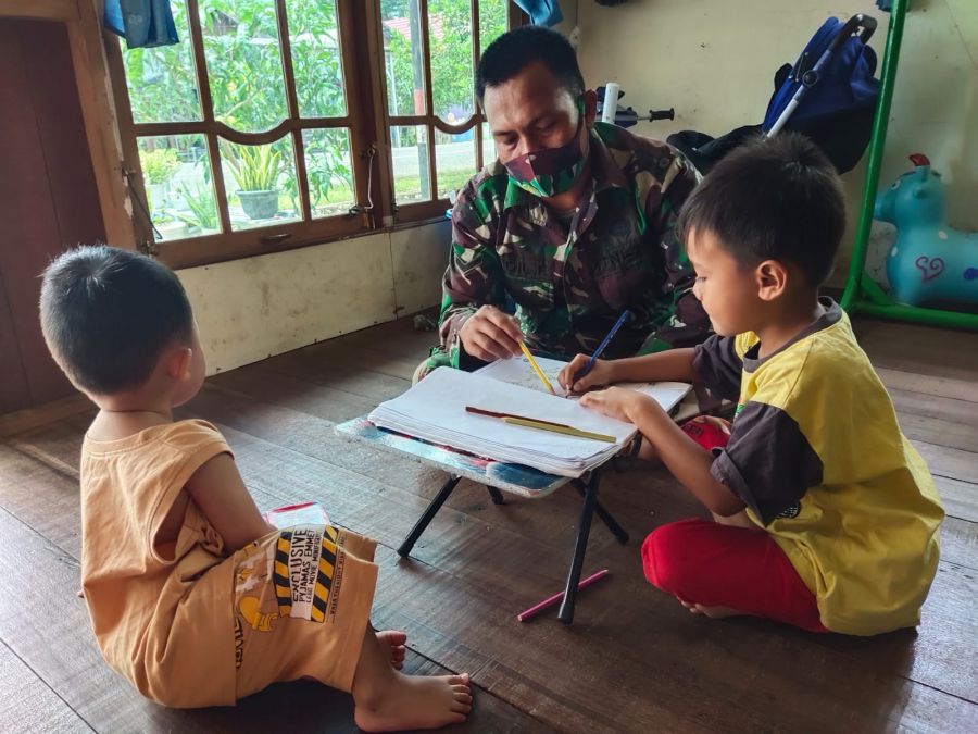 Anggota Satgas TMMD Bantu Fahriansyah Kerjakan PR