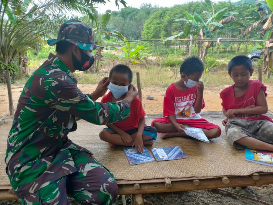 Anggota Satgas TMMD ke 112 Berikan Wawasan Pada Anak-anak
