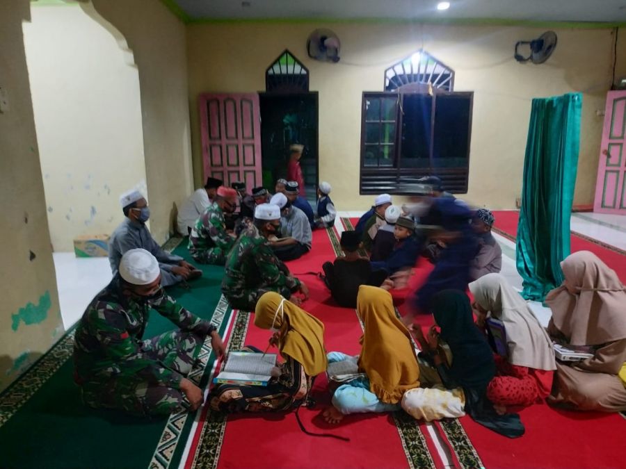 Anggota Satgas TMMD Bangun Mental Spiritual Anak