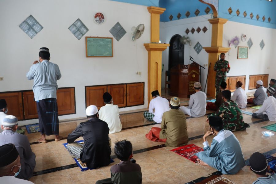 Anggota Satgas TMMD Tetap Lakukan Shalat Jumat