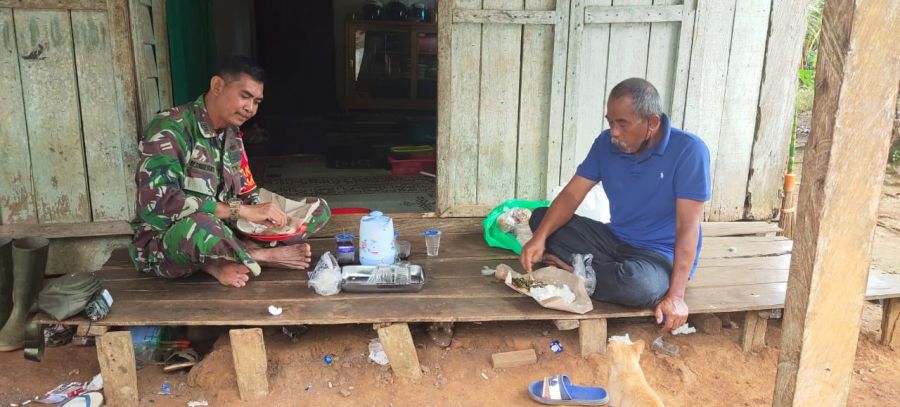 Anggota Satgas TMMD & Warga Santap Nasi Bungkus Bersama