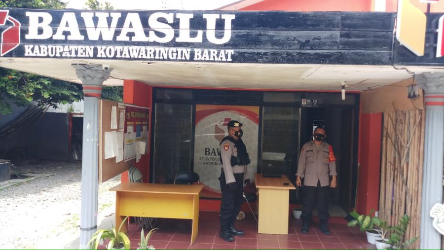 anggota yang berjaga dikantor Bawaslu Kobar 