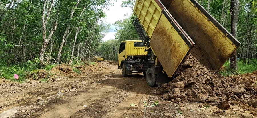 Angkutan Silih Berganti Masuk Jalan yang Sedang Dibangun TMMD ke-111 Kodim 1010/Tapin
