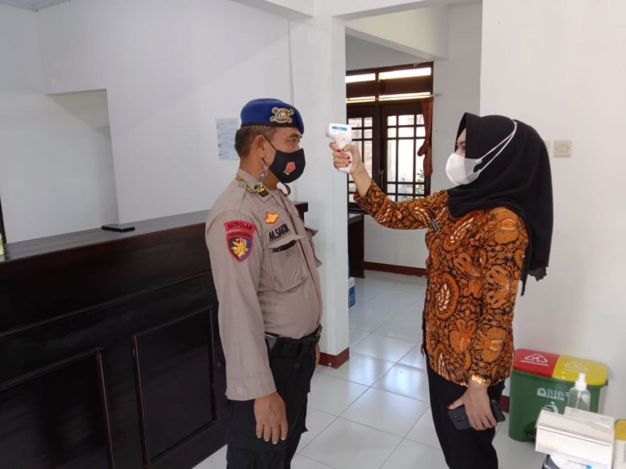 Antisipasi Penyebaran Covid 19, Personel Satpolairud Test Suhu Tubuh