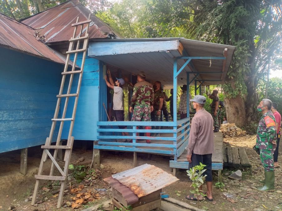 Antusias Warga Dalam Renovasi Musholla Noor Iman