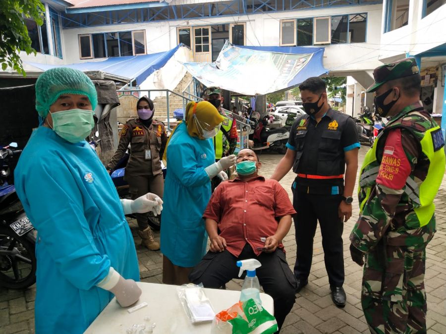 Aparat Gabungan Lakukan Swab Antigen Di Komplek Pasar Garuda