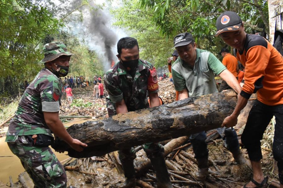 Aparat Gabungan, Warga Dan Relawan Bersihkan Sungai Barabai Dari Sampah Kayu