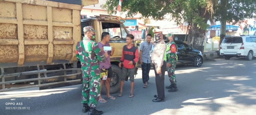 Aparat TNI-Polri HST Lakukan Operasi Prokes