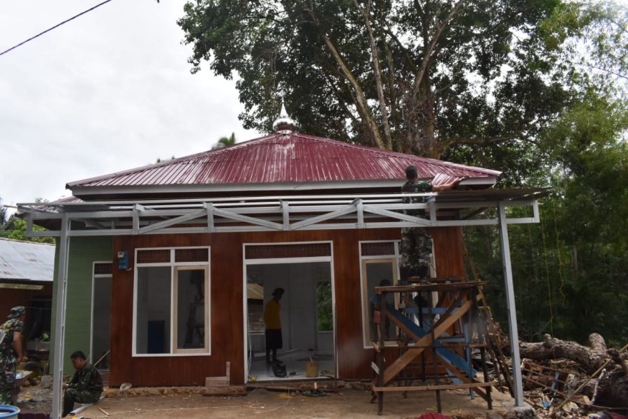 Atap Teras Musholla Noor Iman Sudah Terpasang Dengan Kokoh