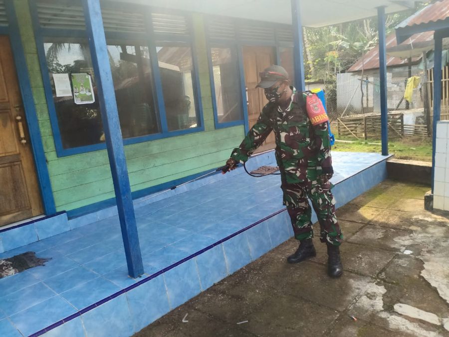 Babinsa 03/Haruyan Semprotkan Disinfektan