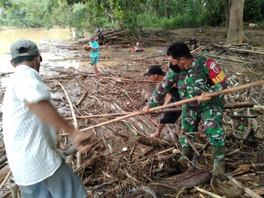 Babinsa Aluan Besar  Bersama Warga Gotong Royong Bersihkan Sampah Di Sungai
