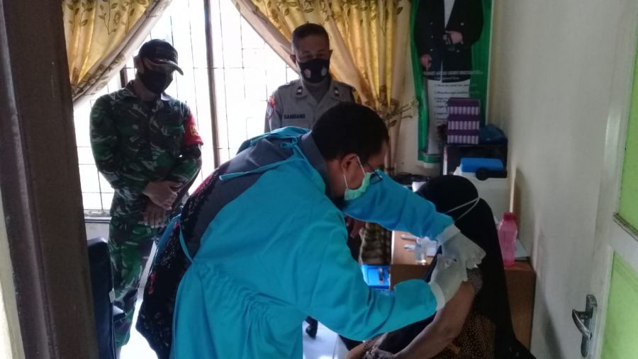 Babinsa Batu Benawa Pantau Vaksinasi
