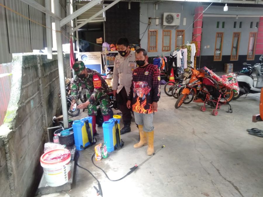 Babinsa-Bhabinkamtibmas di HST Lakukan Penyemprotan Disinfektan