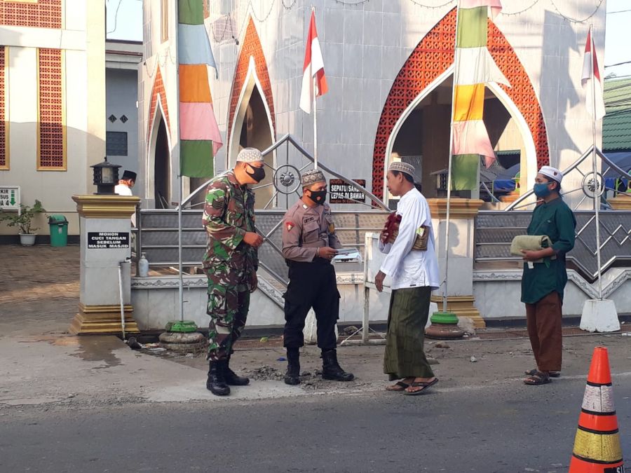 Babinsa-Bhabinkamtibmas Terapkan Prokes Pelaksanaan Sholat Idul Adha