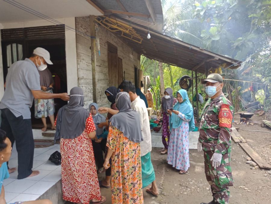 Babinsa Ilung Salurkan Bantuan Kepada Warga Isoman