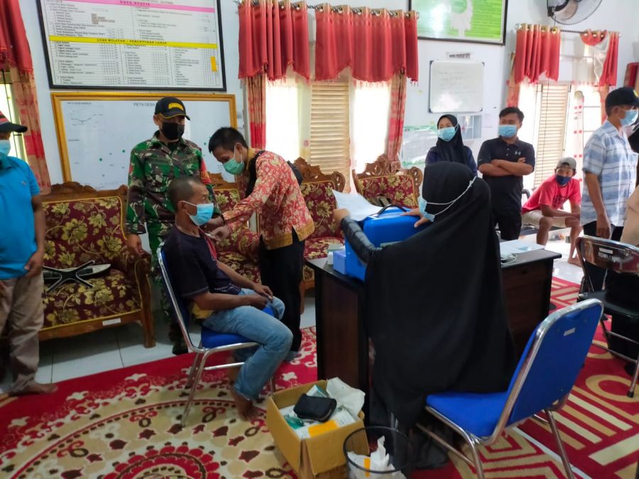 Babinsa Kodim 1002/HST Bersama Bhabinkantibmas Lakukan Pendampingan Vaksinasi