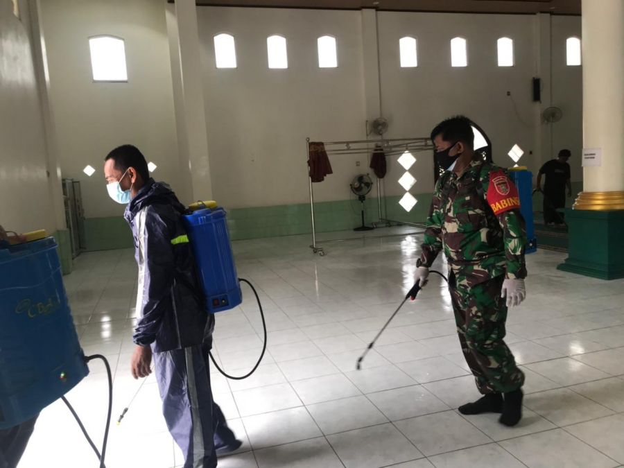 Babinsa Kodim 1002/HST Lakukan Penyemprotan Disinfektan