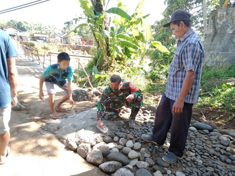 Babinsa Koramil 07/Batu Benawa Bantu Gotong Royong Bangun Jalan Desa Bersama Warga