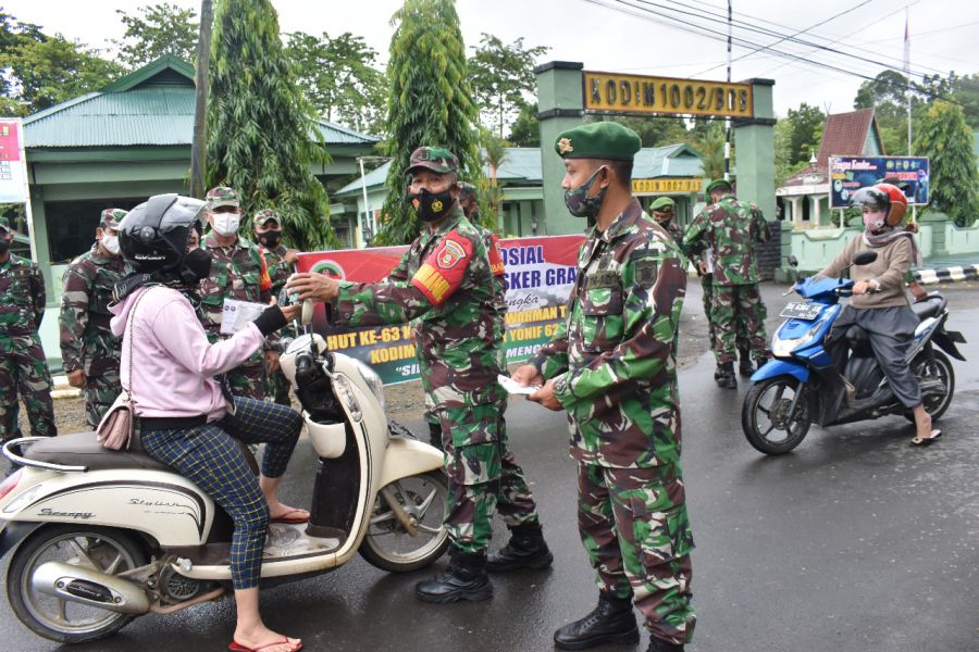 Kodim 1002/Hulu Sungai Tengah Bersama Yonif 621/Manuntung Bagikan 500 Masker Gratis