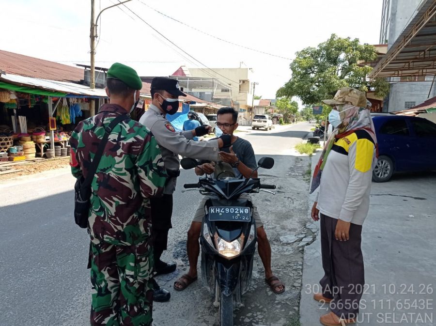 bagikan masker anggota juga melaksanakan himbauan kepada masyarakat