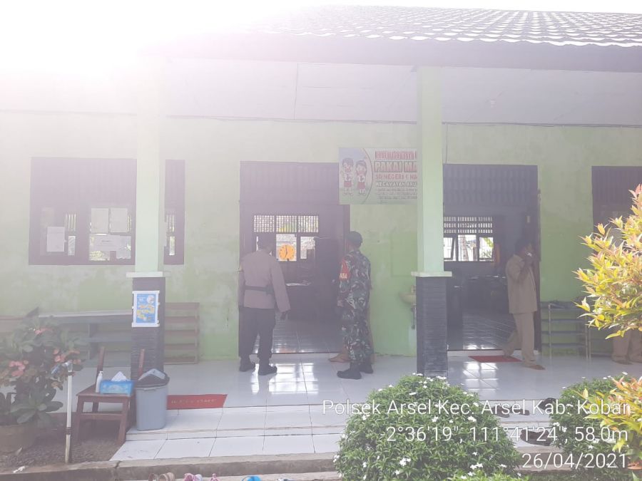 Bagikan Masker Ke Warga Dan SDN Desa Natai Baru.