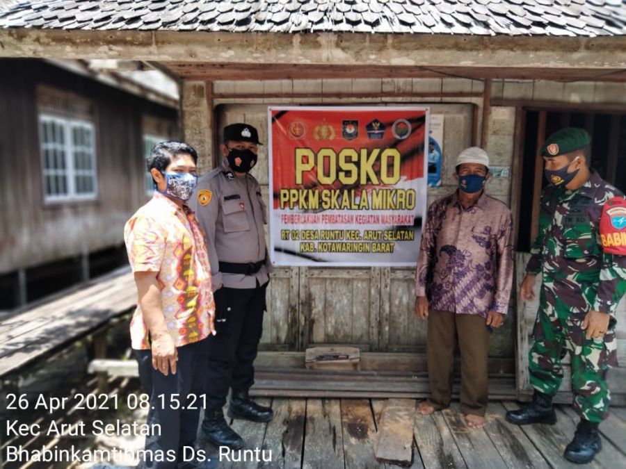 Bagikan Masker Ke Warga Desa Runtu.