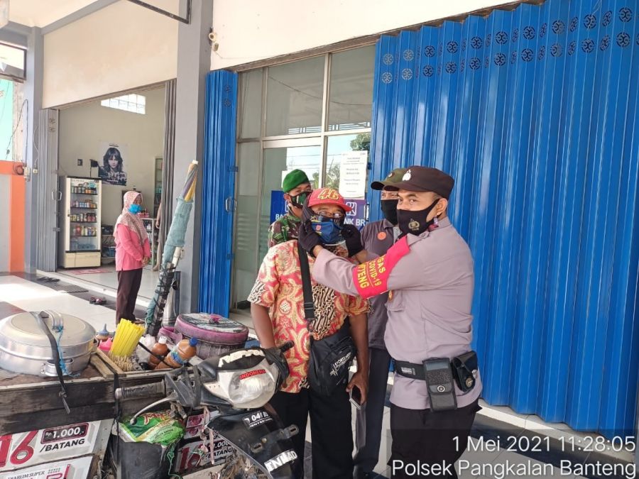 bagikan Masker kepada warga kec. Pangkalan Banteng guna menekan penyebaran covid-19