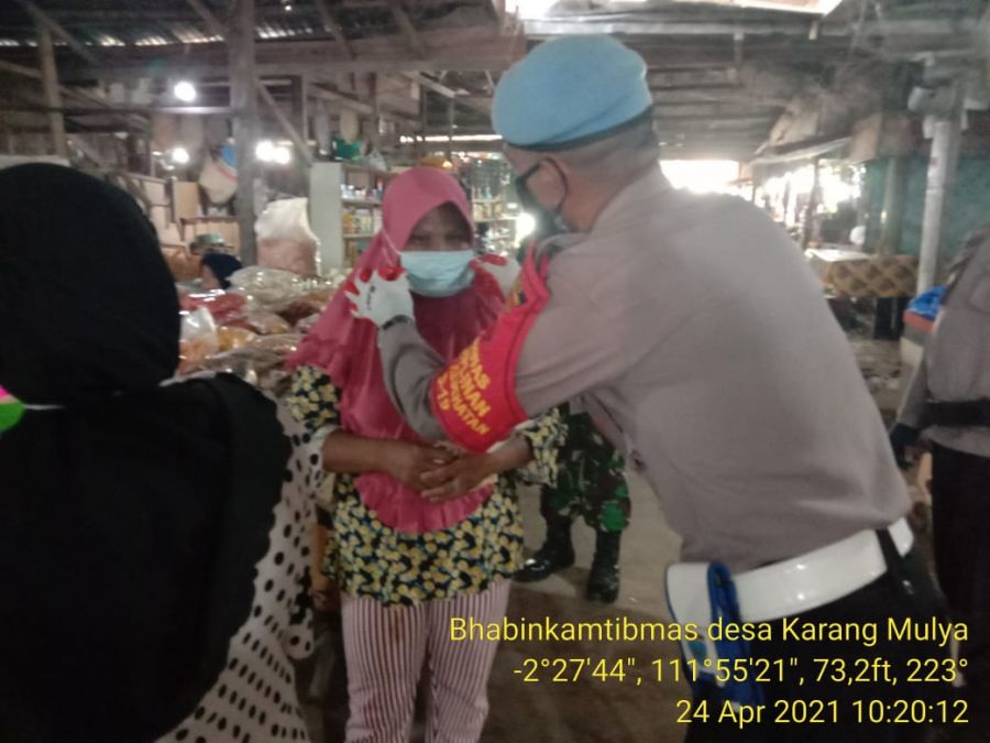 Bagikan Masker, TNI-POLRI Imbauan Masyarakat tetap patuhi prokes jika beraktifitas diluar