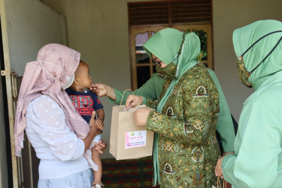 Bagikan Susu, Satgas TMMD Ke 111 Sambangi Posyandu Melati