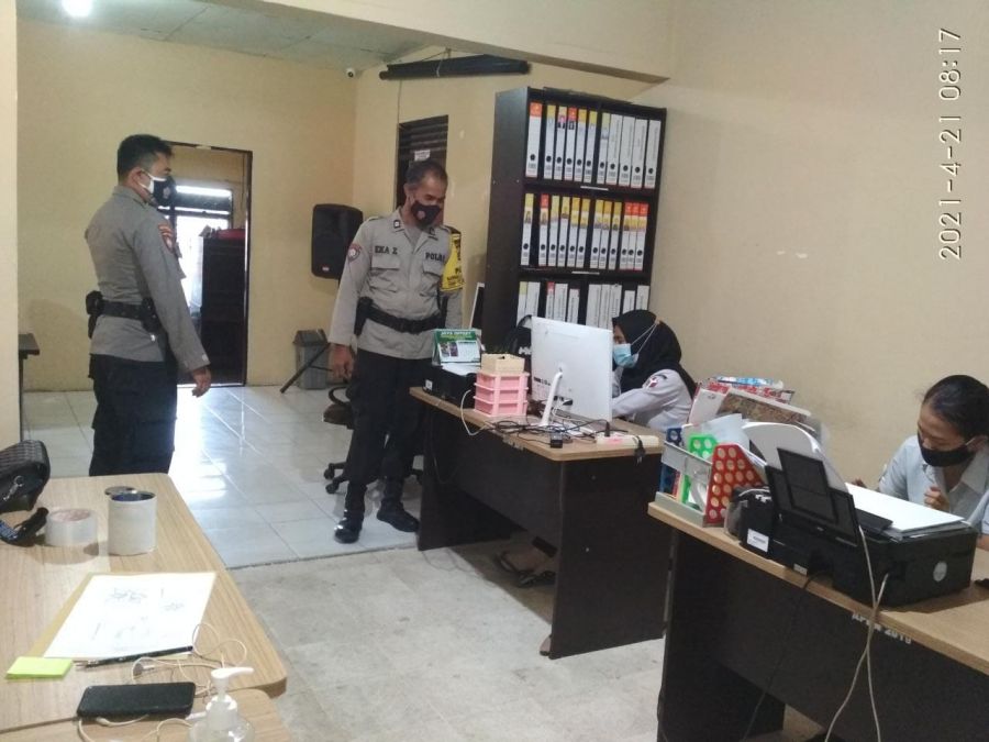 Bagikan takjil Polres Kobar Bersama Bhayangkari